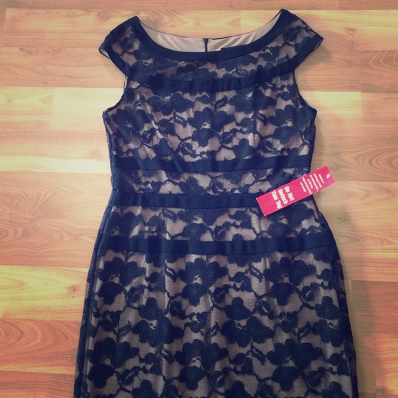 Dresses & Skirts - NWT Black lace shift, size 12